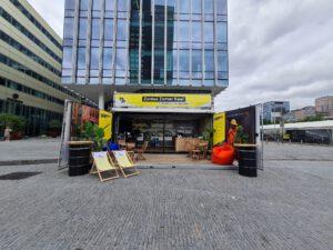 zeecontainer met glas, branding en dakterras